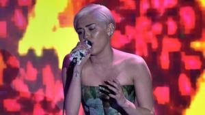 Miley Cyrus incanta con la sua eleganza ai World Music Awards 2014