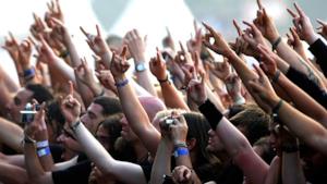 Il pubblico di un concerto metal