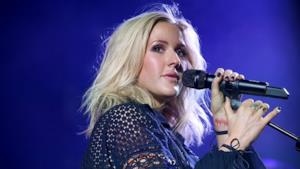 La bionda cantante inglese Ellie Goulding si esibisce dal vivo