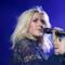 La bionda cantante inglese Ellie Goulding si esibisce dal vivo