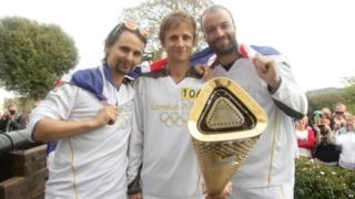 Muse portano la fiaccola olimpica di Londra 2012 - 2