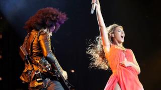 Beyoncé con la chitarrista Bibi