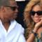 Jay-Z fa una carezza alla moglie Beyoncé