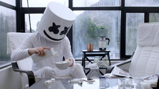 Il dj Marshmello in una foto che lo ritrae mentre fa colazione con i gustosi dolcetti