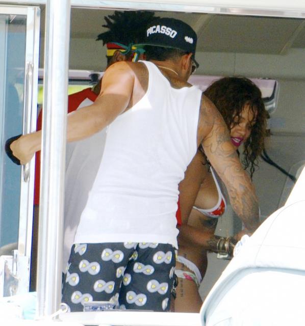 Rihanna e Lewis Hamilton a bordo di una barca a largo dell'isola di Barbados