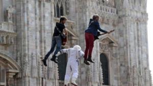 I Sonohra davanti al Duomo di Milano