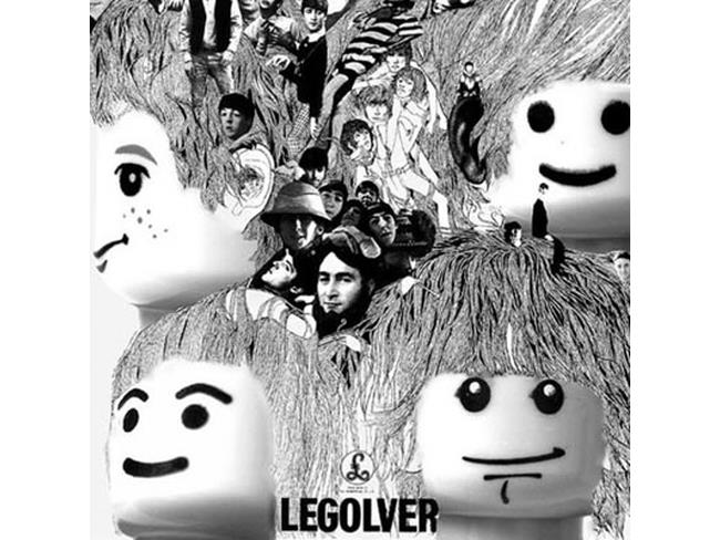 La copertina di Revolver riprodotta con i Lego