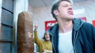 Horan con in bocca un grosso pezzo di kebab
