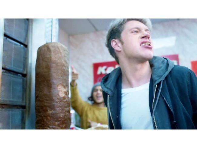 Horan con in bocca un grosso pezzo di kebab