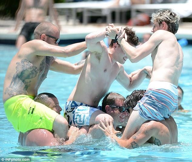 Harry e Niall in piscina a Miami - 11