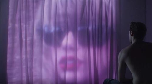 Taylor Swift riflessa in una tenda nel video ufficiale del suo singolo Style