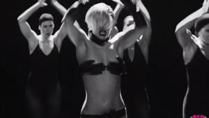 Lady Gaga: il video di Applause è pieno di citazioni, arte e moda, ma non convince