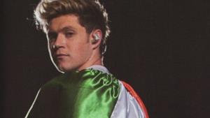 Niall Horan con la bandiera irlandese