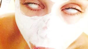 Miley Cyrus con maschera facciale