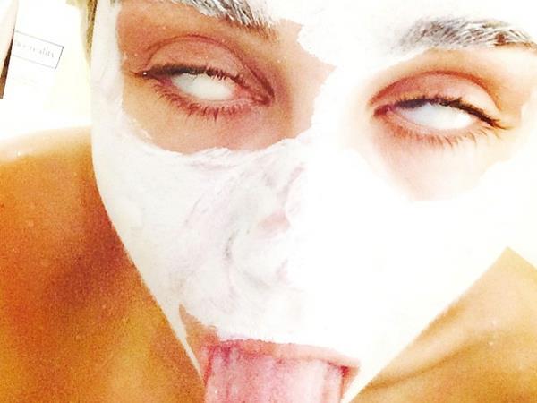 Miley Cyrus con maschera facciale
