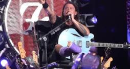 Dave Grohl con la gamba rotta sul palco
