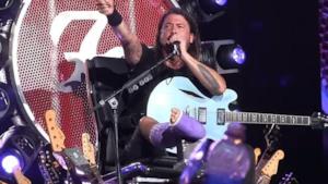 Dave Grohl con la gamba rotta sul palco