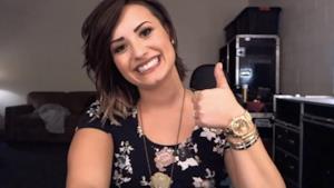 Demi Lovato sorride ai fan hangout su Google Plus