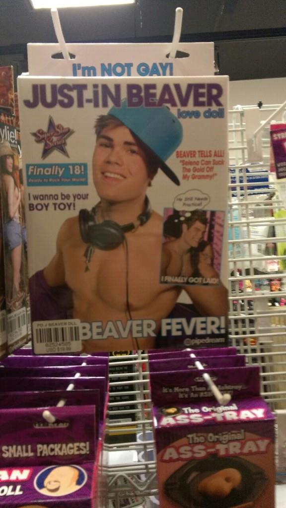 Justin Bieber diventa un sex toy bisessuale per la gioia di donne e uomini