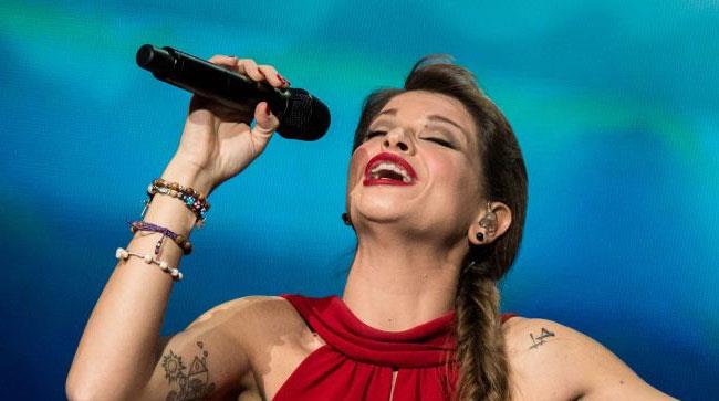 Alessandra Amoroso canta vestita di rosso