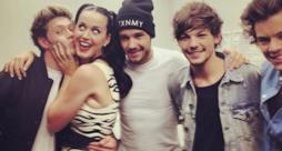 Katy Perry con i One Direction riceve un bacio da Niall Horan