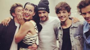 Katy Perry con i One Direction riceve un bacio da Niall Horan