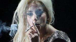 Lady Gaga fuma una canna al concerto di Amsterdam [VIDEO e FOTO]