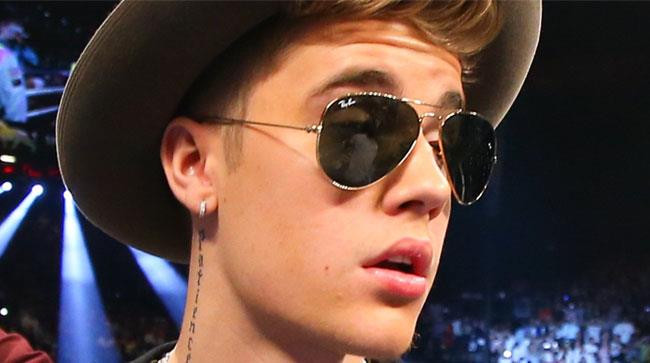 Primo piano di Justin Bieber con occhiali scuri e cappello