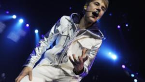 Justin Bieber a Milano, 10mila giovani fan ai piedi del palco