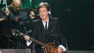 Paul McCartney suona il basso sul palco