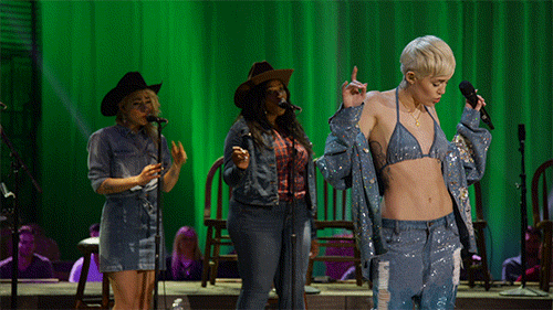 Miley Cyrus balla con le sue coriste