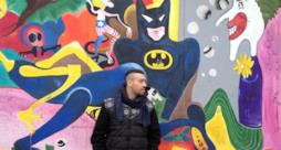 Mondo Marcio con alle spalle il muro di Berlino