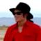 Michael Jackson con camicia rossa e cappello nero in video d'epoca