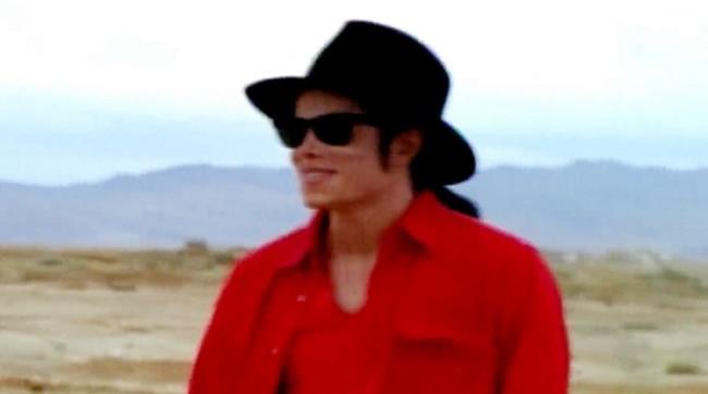 Michael Jackson con camicia rossa e cappello nero in video d&#39;epoca