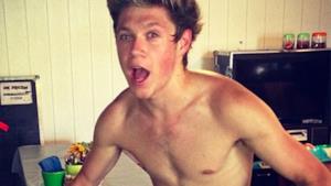 Niall Horan degli One Direction senza maglietta a petto nudo