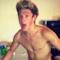 Niall Horan degli One Direction senza maglietta a petto nudo