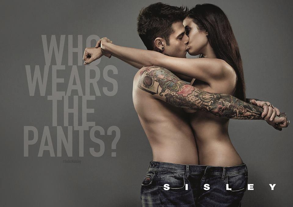 Fedez e Giulia Valentina a torso nudo