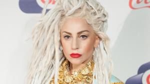 Lady Gaga con i rasta biondi