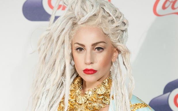 Lady Gaga con i rasta biondi