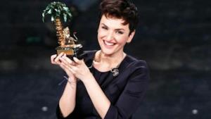 Arisa con il premio del Festival di Sanremo 2014