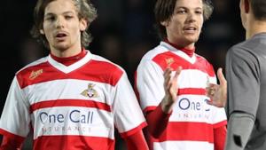 Louis Tomlinson con la maglia dei Doncaster Rovers