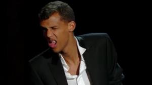 Stromae con la lingua di fuori