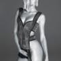 Miley Cyrus posa con una specie di tunica per W Magazine