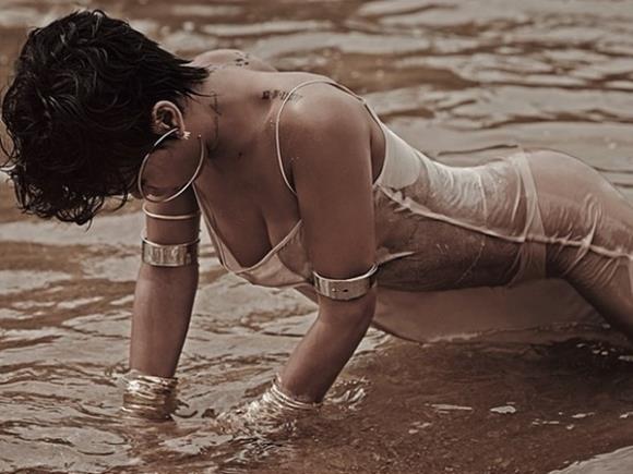 Rihanna con una sottoveste in mare