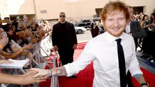 Ed Sheeran firma autografi ai Billboard Music Awards 2015
