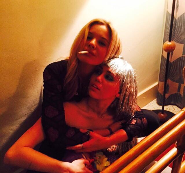 Miley con la modella Paige Reifler