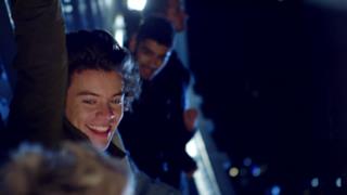One Direction di notte in barca sul Tamigi