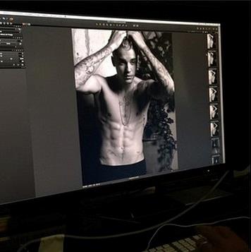Justin mostra gli addominali