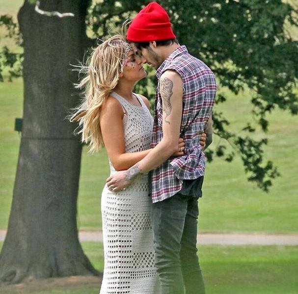 Zayn Malik e Perrie Edwards si abbracciano