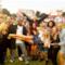 Perrie Edwards insieme a un gruppo di amici